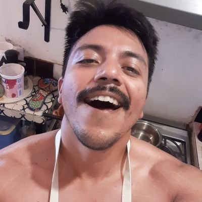 Cocinero de clóset, periodista, corredor de huaraches, triste profesional, papá de Z y B. Ahora, Director de @humo_latino