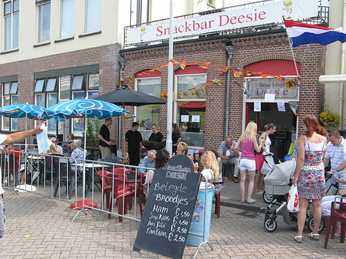 klanten volg ik terug/ Snackbar Deesie is gelegen op IJsselmondsehoofd 7 te Rotterdam Kijk op http://t.co/h2MZaRA6Q1 voor de dagmenu's (s'ochtends vers bereid)