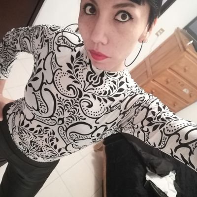 Mujer.
Feminista.
Madre subversiva.
Tatuajes.
Cerveza y Mezcal.
Psicóloga.
Baile.
Revolución.