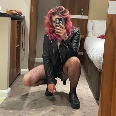 she/her. VFX coordinator in feature film and MA illustrator. semi-retired emo.