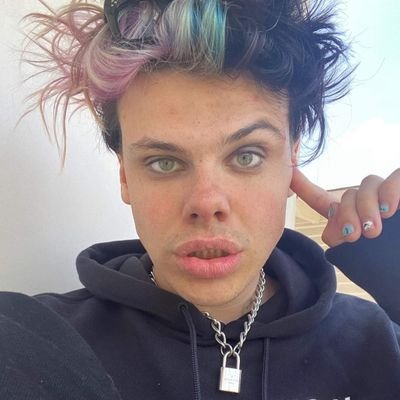 If we fight, we win 🖤🖤 @yungblud