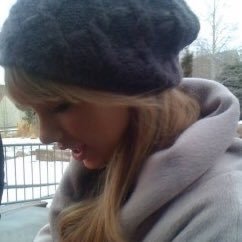 deriveilish's profile picture. wanda maximoff & natasha romanoff’s wife