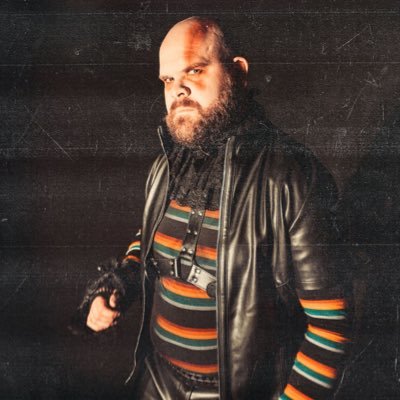 bassist of @assirensfall. uses @aguilaramp. rugby league player for @worthvillage. @cougarmania fan. keighley's sexiest male.