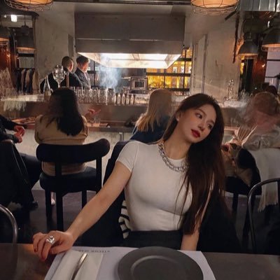 I'm an amorous girl, I like cheerful and generous men, currently single