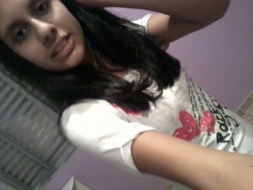 Metade do meu coração tem o controle da situação.Metade do meu coração tem juízo para te dizer que não posso continuar te amando ♪