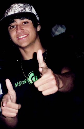 Um Garoto que Curti diversas coisas..Divertido ,Timido ,Ciumento e o melhor de tudoo,Corinthiano;D.0rkut: http://t.co/GPe6HIBHig