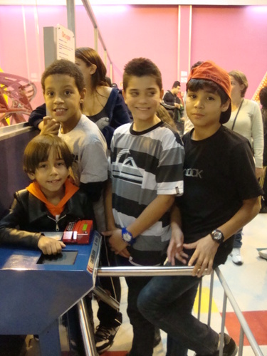Tenho 11 anos sou um menino sonhador,gosto de baladas,  namoro com minha melhor brenda agatha. É isso
