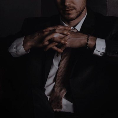 - نحن نعرف من نحن، لكننا لا نعرف ما قد نكونه.