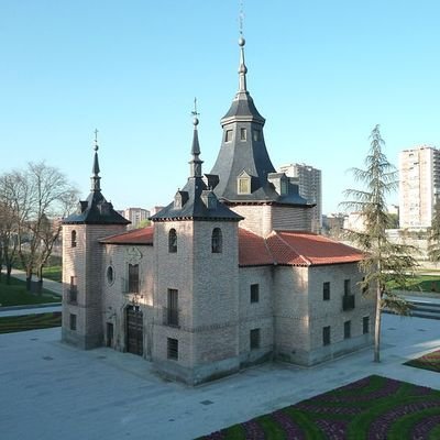 Feliz de vivir en Arganzuela desde niño. Me gusta andar por Madrid disfrutando de las cosas sencillas. Comerciante. Aficionado a la astronomía.