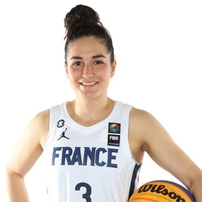 Joueuse professionnelle au Landerneau Bretagne Basket /\ Étudiante à l’Edhec Buisiness School