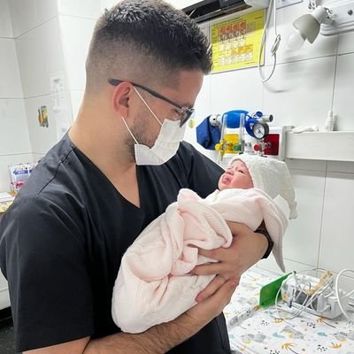 Caraqueño de Nacimiento SANTANERO de Corazon :D Medico Migrante 🇻🇪 en 🇦🇷 Residente de 🫀casi R4
Padre de la Hermosa Chloe.
Dicharachero y alegre POR DEMAAS