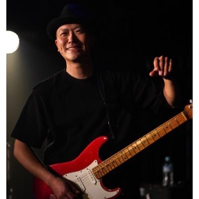 ギタリスト。 師匠は大谷令文。便利屋 鈴木商会 代表 #S-RAVE ・#the seventh sense #サイ(xie)・#BaySideKid・#秀光軍団・#磁極セッション#鈴木のりゆきグループなどで活動中!!