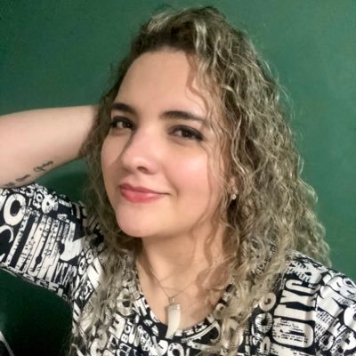 Un poco espontánea, geek de closet y amante de los muertos vivientes. Tengo una vida llena de lujos y locuras... si, en Sims. 🎮🎬🎭🧟♀️👽🌈