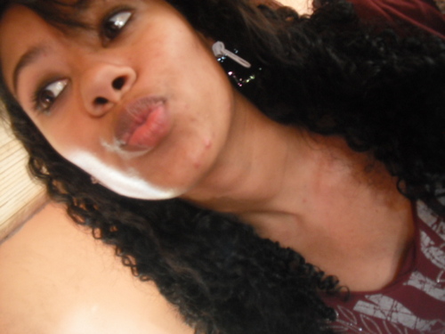 Tenho 17 anos ... Adoro festas .. Amoo meus amigos ... e amigas .... e sou uma pessoa muitoo ciumenta ....