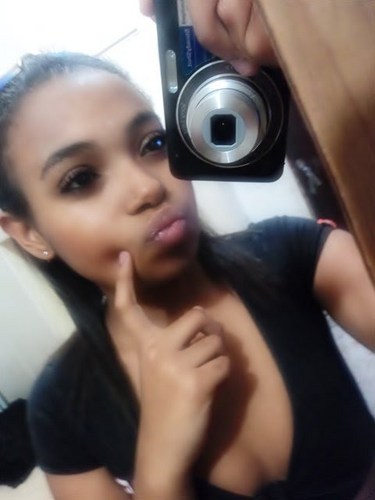 16 anoos , #Capricórnio , #irmã da @nossavemk , #bés da @thaynaspy && M.a só do  @zinHo_mcQ  ! 
 ,, #Paixão é uma #lorota ♫