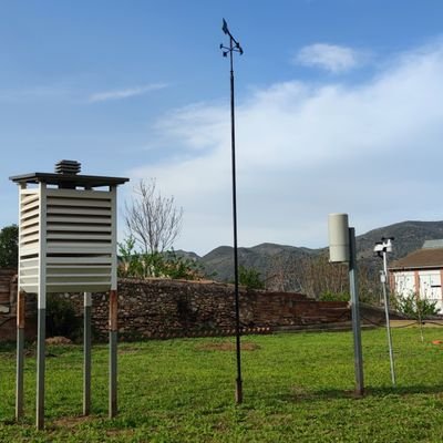 (DAMET) A les 9:00h es publiquen dades de temperatura,humitat, vent, pressió i pluja amb una fotografía del cel