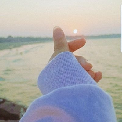 عندما يموت صاحب الابتسامة حزنأ... فإعلم أن الأمر تخطى گل مشآعرر البشر