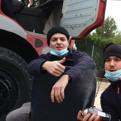 Soy un gran trabajador por las mañanas no hago nada y por las tardes descanso ese es mi oficio ;)