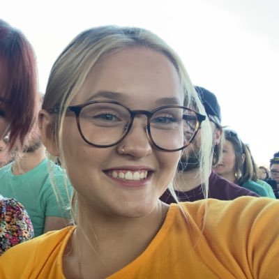 Whatisamary's profile picture. apparently I’m a better 5sos stan than a 1d stan you decide