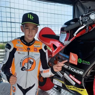 Me llamo Jonathan Palacios tengo 14 años soy piloto de motociclismo llevo varios años compitiendo y he sido subcampeón de Andalucía y cuarto en España