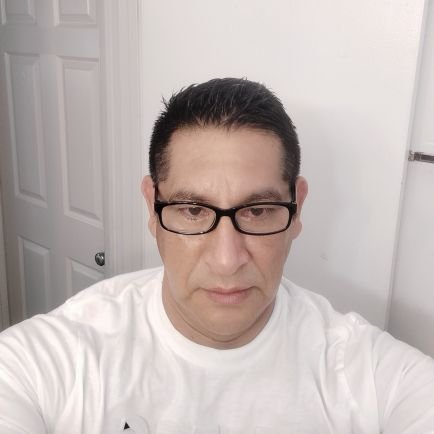 Soy una persona sencilla amabre educada y muy social divertido romántico y con mucha vivra