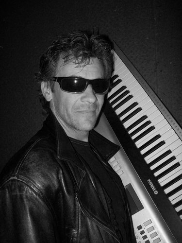 KeyBobDJ's profile picture. Ma passion, jouer du piano, solo, accompagner d'autres musiciens et composer. Je joue également du piano intuitif (improvisation) depuis, 1982. Visiter mon FB.