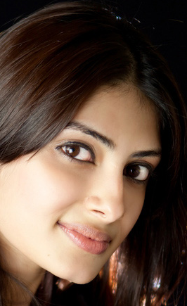 Business girl. Running chain of beauty parlours. Love to make friends.