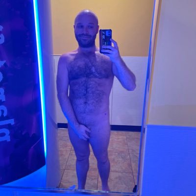 18+ only!!! Gay Male 36, single and will share nude content!
