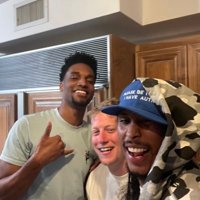 Zisback999331's profile picture. i am being ATTACKED