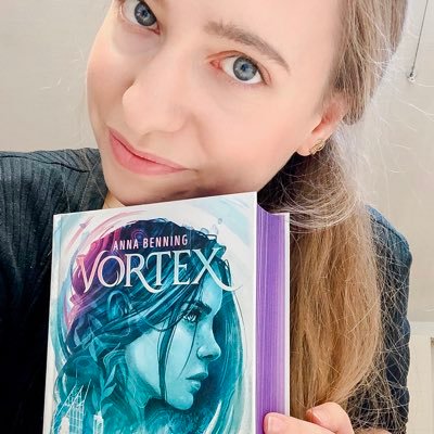 Autorin & Büchermensch 👩🏼‍💻☕️ Fantasy-Bücher, „Vortex“ und „Dark Sigils“. ➡️ Instagram & TikTok: annabenning.books