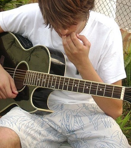 família, tumblr, amigos, lembranças, alegria, fotos, música, celulares, abraços, bagunça, amor, twitter, roupas, skat, violão.