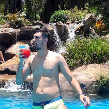 trabalhador estudante de arquitetura nas horas vagas com horas de sono e trabalhos acumulados e tentando ter uma vida social.