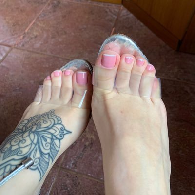 BRAZILIAN FOOT MODEL | SIZE 6 (35 BR) | ONLYFANS DAILY CONTENT IN LINK 👇🏻