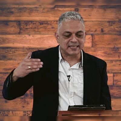 Escogido por Dios, esposo de Pao, padre de Lucas y Marce, pastor de IBDC