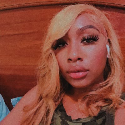 rosesarentreddd's profile picture. 