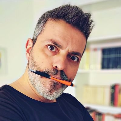 Novelista y fotógrafo. Colaborador habitual en prensa con artículos de opinión.