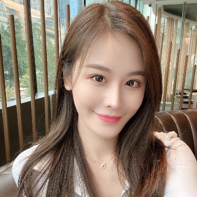 An independent girl who loves to travel and meet new people