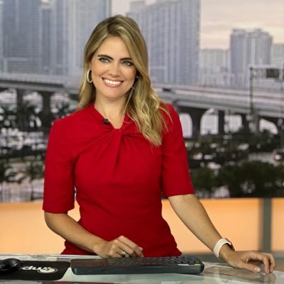 Emmy Awarded Journalist. News anchor at NBC Telemundo 51 Miami. Previously in Telemundo Chicago, Univision Network & Univision 23. 🇪🇸 Española por el mundo.