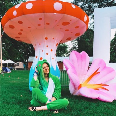 moonlite_vibes's profile picture. is this how you become twitter famous??