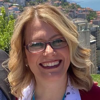 Editör, gazeteci, anne, patisever, işkolik, mükemmeliyetçi, alıngan, kırılgan, darılgan, sitemkar...