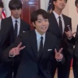 ilivsoilove's profile picture. hi my name is liv (she/her)