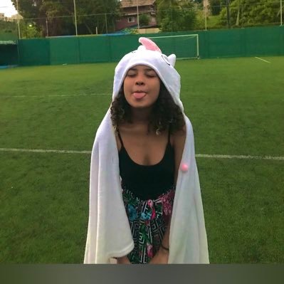 amo Lana Del Rey e tenho o raciocínio lento é isso beijo da anitta
