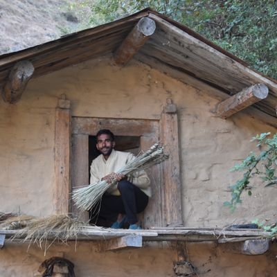 नमस्कार! मैं मनीष जोशी हूँ
मैं उत्तराखंड के जौनसार-बावर से हूँ
जहां आज भी घरों पर ताले नहीं लगते!
जहाँ के लोग कम पढ़े लिखे होने के बाद भी दहेज प्रथा के खिलाफ है