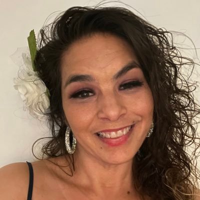 Wifey, Mama to 2 beautiful boys, Mariachica flautista. Lover of all things xicana@, musica, cultura, arte, libros, flor y canto, lenguaje y vida.