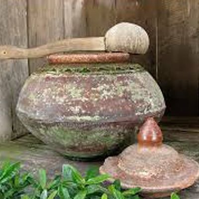 อยู่เงียบ ๆ มานานพาลเก็บกด
ปล่อยหมารดเยี่ยวราดใจไทยทั้งผอง
จึงระเบิดพร่ำรำพันเป็นบทกลอน
ก่อนจะนอนตายตาหลับลับแผ่นดิน