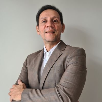Professor Universitário e Cirurgião Dentista. Músico amador e esportista. Teólogo cristão.