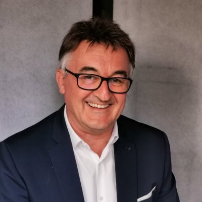 J’ai partagé ma vie professionnelle entre l’architecture, les ressources humaines et l’enseignement universitaire. Aujourd’hui je suis conférencier