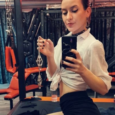 Dominant mistress looking for a submissive one to train and lick me