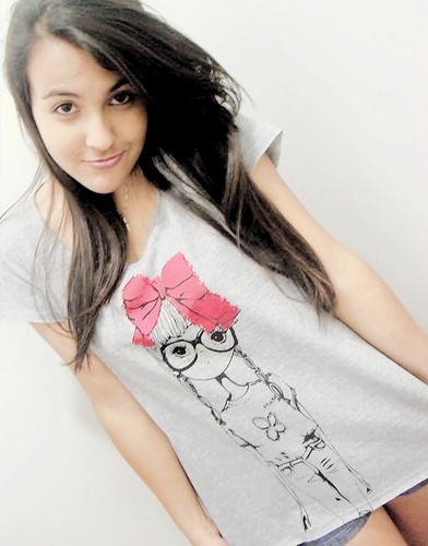 15 anos, ariana, flamenguista, solteira, bipolar, ciumenta, teimosa, sonsa e sinica, e fã incondicional de rock, principalmente RHCP e 30 Seconds to Mars *-*
