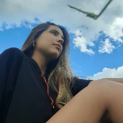 -Los líderes deben estar lo suficientemente cerca como para relacionarse con los demás, pero lo suficientemente lejos para motivarlos. -John C. Maxwell.